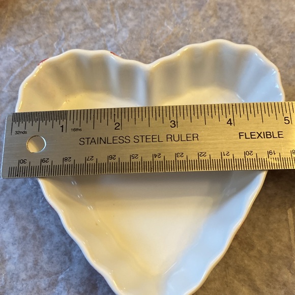 Pacific Island Creations Heart Shaped dishes set of 4. Red & White Striped. - Picture 3 of 8